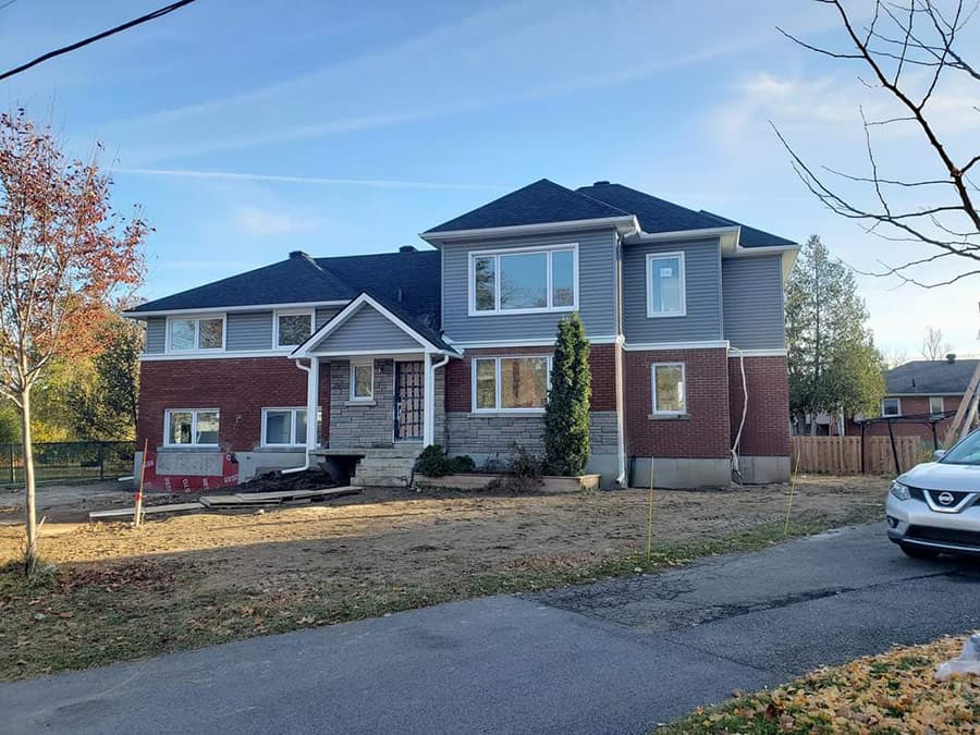 Vinyl siding installation — residential home Vaudreuil-Dorion