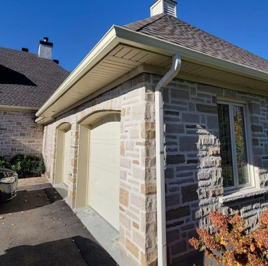 Modern color vinyl siding — Pointe-Claire QC